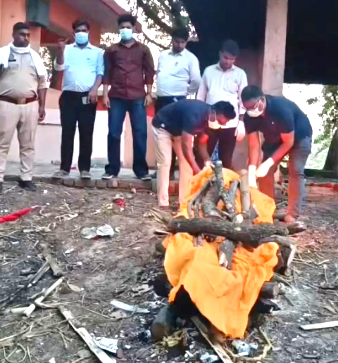 लावारिस शव की नहीं हुई पहचान, तो सामाजिक संस्था अंकुरण ने कराया अंतिम संस्कार।