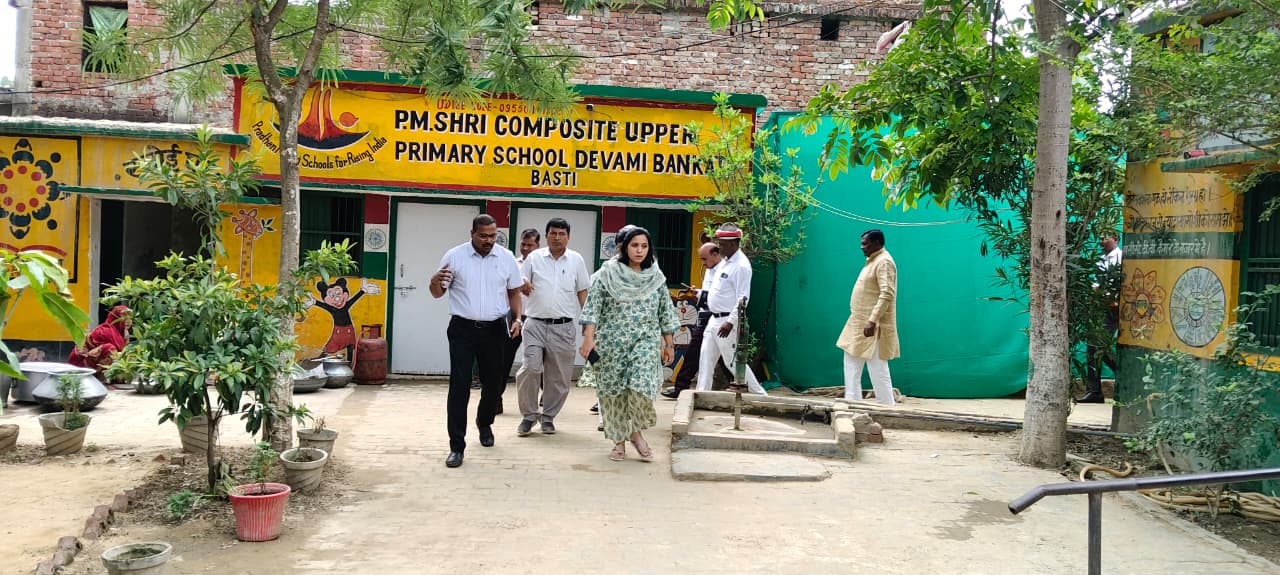 मिड-डे-मील में मिली भारी लापरवाही, जली रोटियां पर भड़की डीएम।