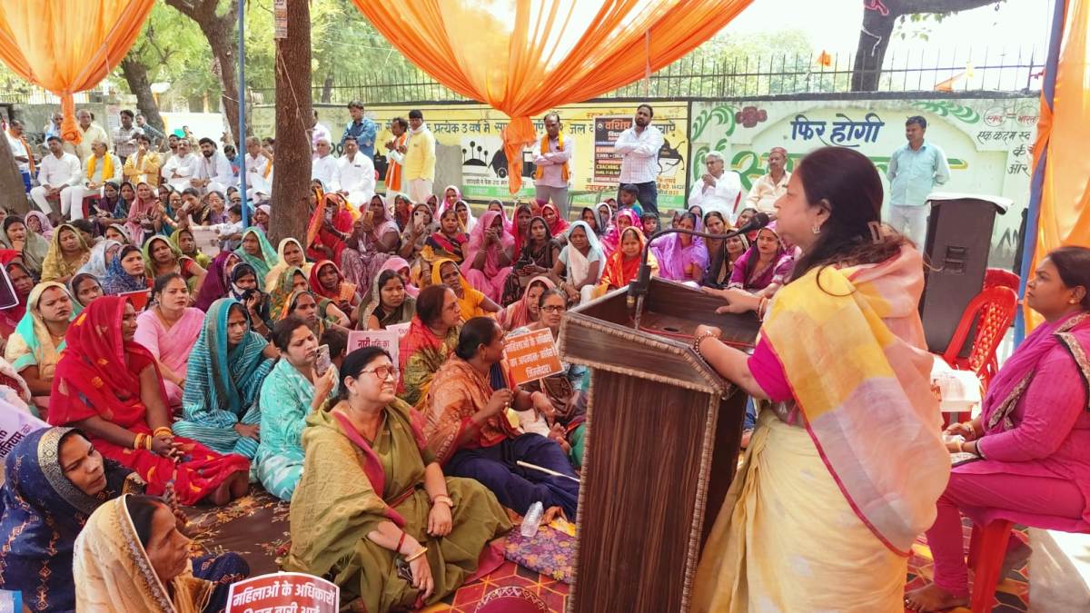 सपा सांसद आवास घेराव में गरजीं भाजपा महिला कार्यकर्ता, महिला सम्मान के मुद्दे पर विपक्ष को घेरा।