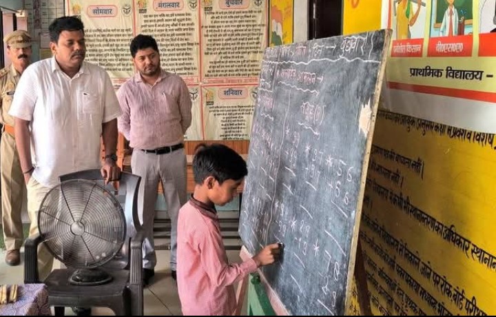 डीएम ने प्राथमिक विद्यालय उरदौली प्रथम का किया औचक निरीक्षण, गंदगी पर जताई नाराजगी।