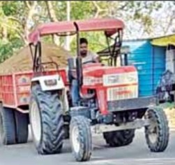 बिना नम्बर प्लेट दौड़ रहे मिट्टी लदे ट्रैक्टर-ट्रॉली, प्रशासनिक निगरानी पर उठे सवाल।