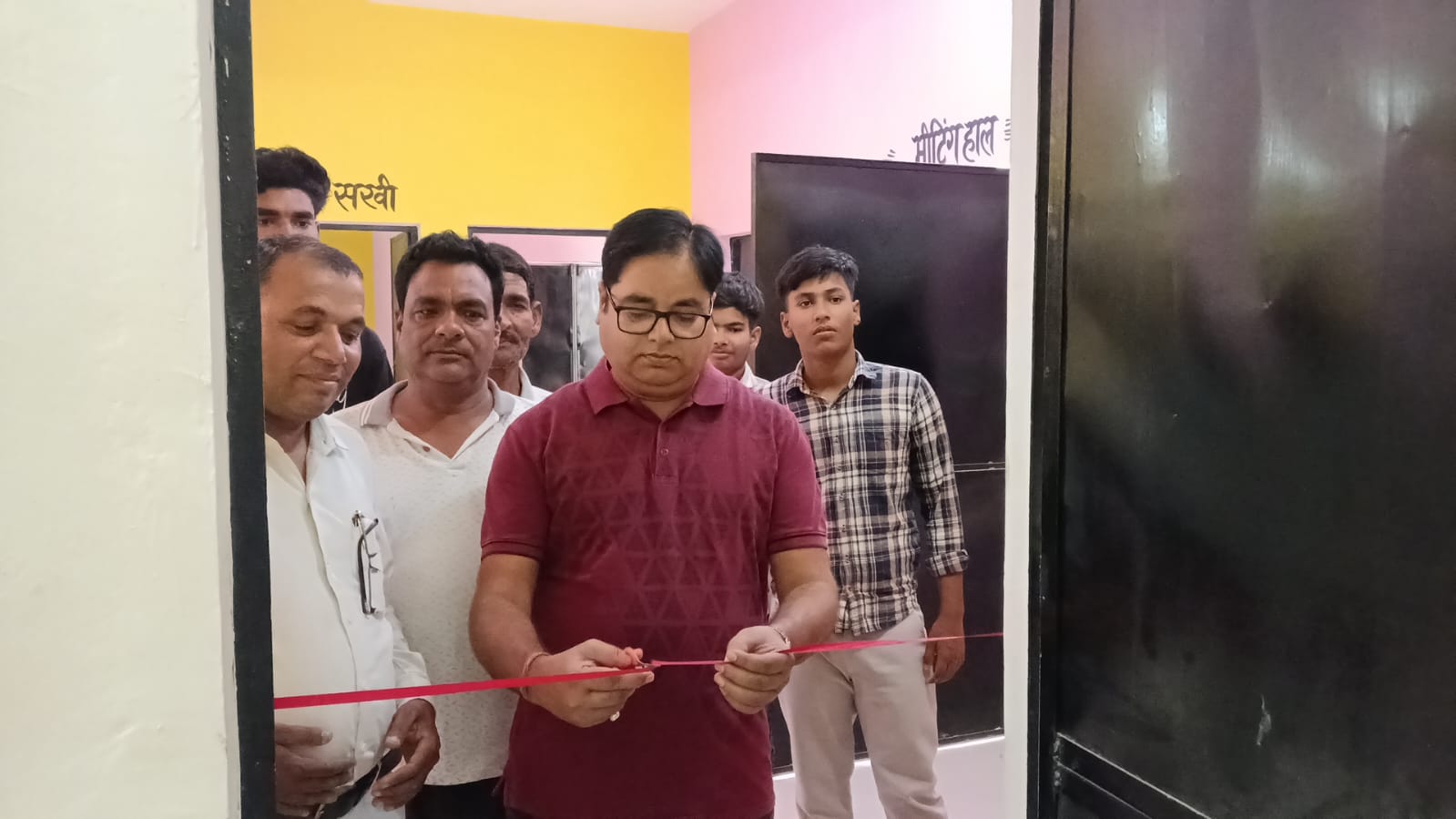 दुल्हापुर पंचायत भवन में लाइब्रेरी का शुभारंभ, ग्रामीण छात्रों को मिलेगी प्रतियोगी परीक्षाओं की तैयारी की सुविधा।