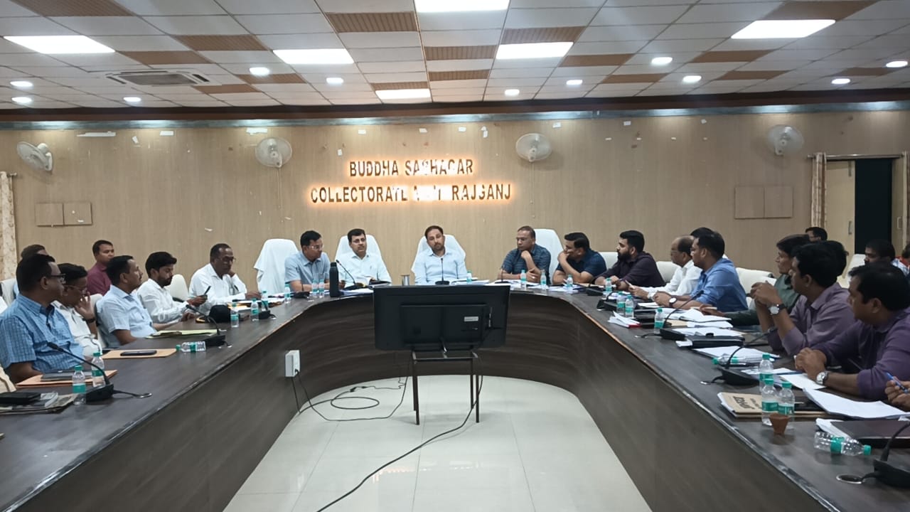 बाढ़ को लेकर प्रशासन अलर्ट, डीएम ने की तटबंधों और राहत तैयारियों की समीक्षा।