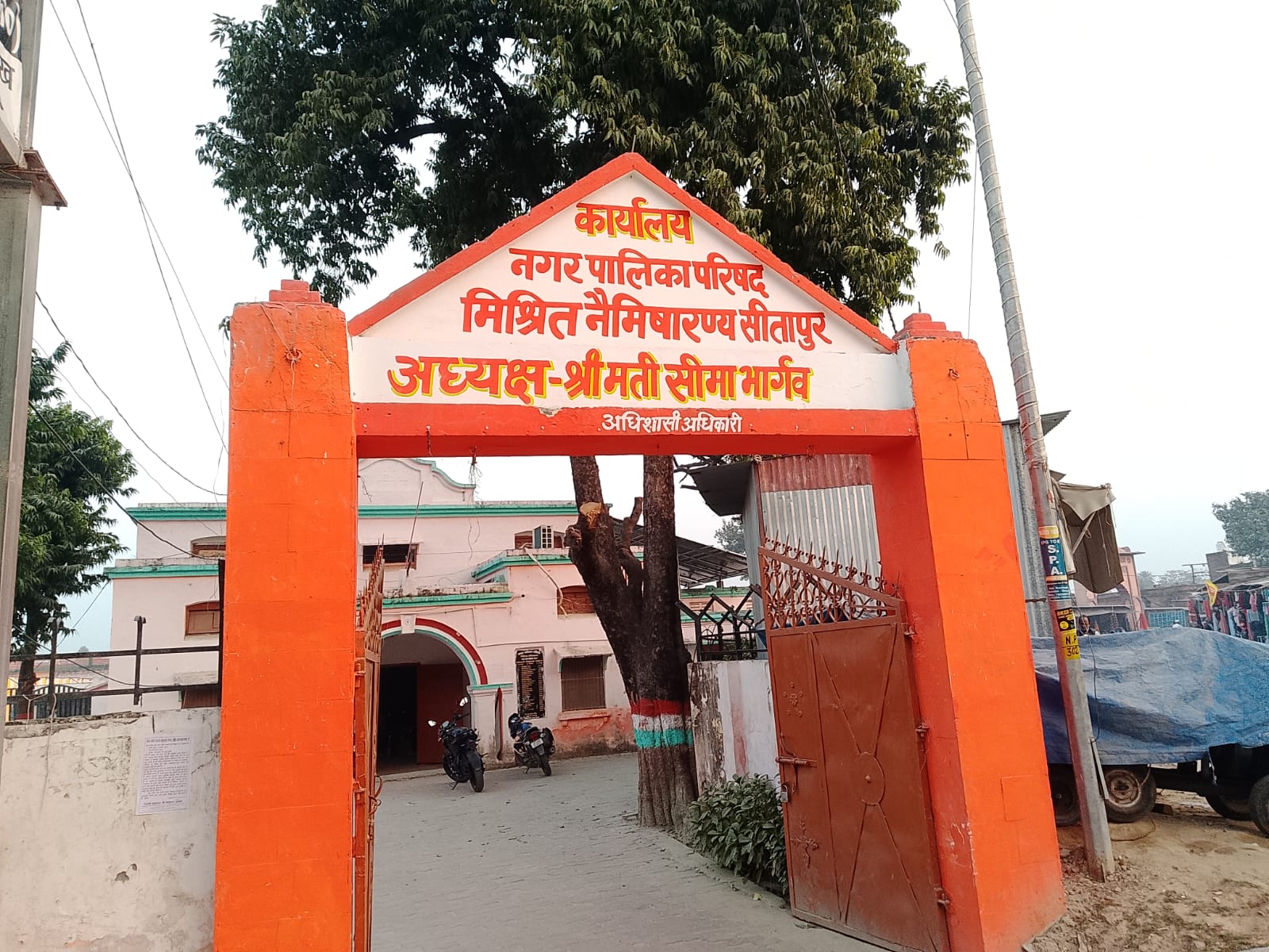 मिश्रिख नगरपालिका में मानकविहीन सड़क निर्माण का आरोप, स्थानीय लोगों में नाराजगी।