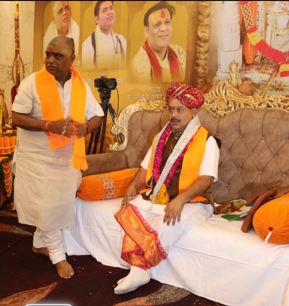 पंडोखर सरकार के दिव्य दरबार में उमड़ा श्रद्धालुओं का सैलाब।