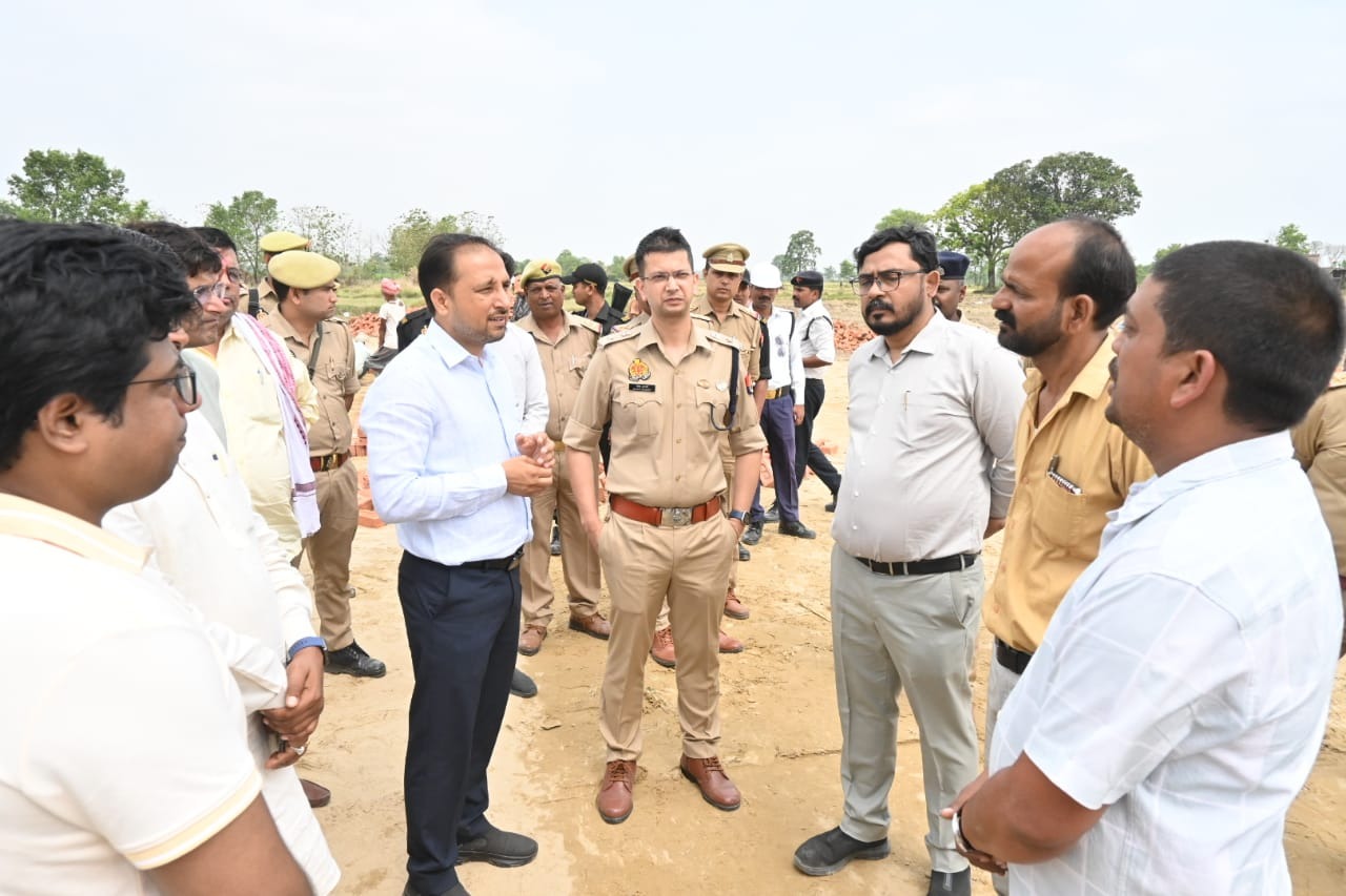 मुख्यमंत्री के प्रस्तावित दौरे को लेकर प्रशासन अलर्ट, डीएम-एसपी ने नौतनवा में तैयारियों का लिया जायजा।