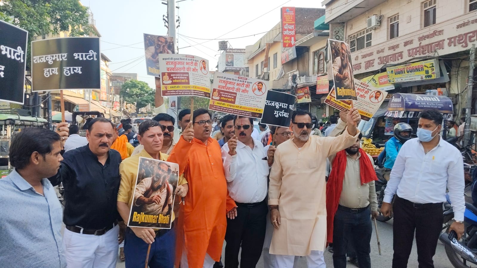 ब्राह्मण समाज के सम्मान में उतरे विप्रजन, होली गेट पर किया पुतला दहन।