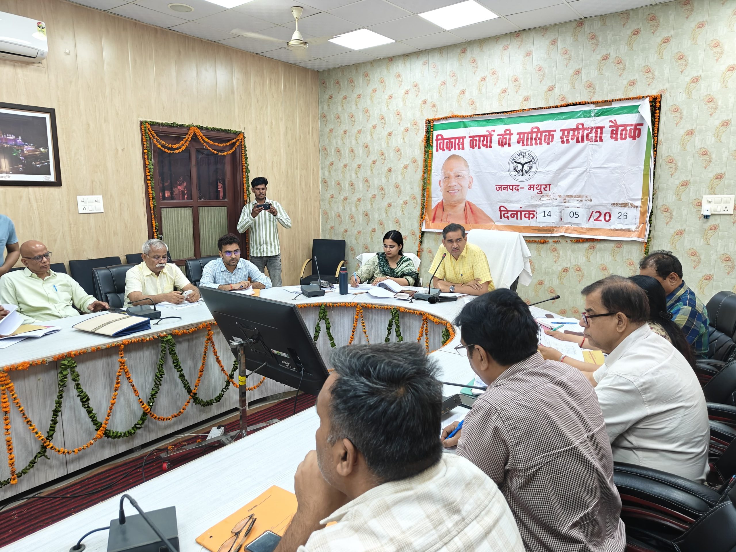बिना एस्कॉर्ट पहुंचे डीएम, अधिकारियों को कार पूलिंग अपनाने के निर्देश।