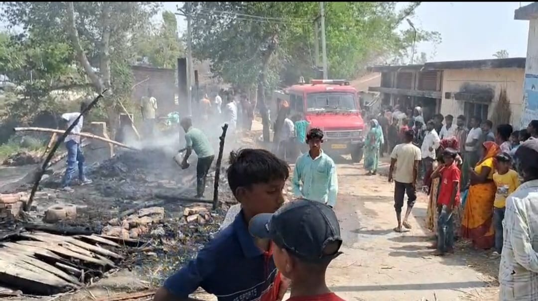 छप्पर में लगी आग, बकरी के तीन बच्चे समेत सामान जलकर राख।